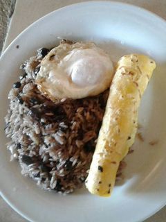 Una foto de Pinto huevo y tortilla