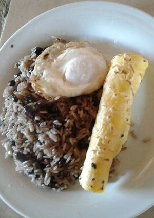 Una foto de Pinto huevo y tortilla