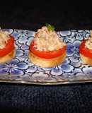 ENSALADA DE JAIBAS SOBRE TOMATES ITALIANOS Y CRUTONES. JON STYLE