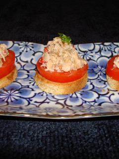 Una foto de ENSALADA DE JAIBAS SOBRE TOMATES ITALIANOS Y CRUTONES. JON STYLE