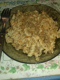 Una foto de Fideos tirabuzones con salsa de carne..rico 😋