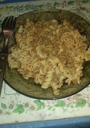 Una foto de Fideos tirabuzones con salsa de carne..rico 😋