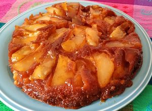 Una foto de Torta invertida de peras🍐y manzanas🍎 😋