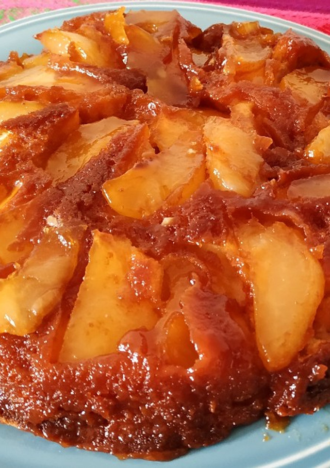 Una foto de Torta invertida de peras🍐y manzanas🍎 😋