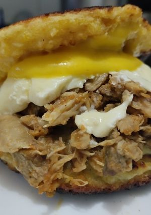 Una foto de Sandwich🥯de pollo🍗bbq, queso🧀y miel mostaza🍯🥪🥯