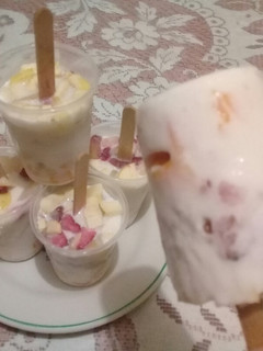 Una foto de Frutiletas 🍭 🍑🥭🍌🍓🍏🍍 🥛🥛🥛