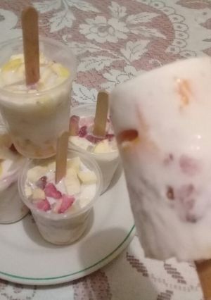 Una foto de Frutiletas 🍭 🍑🥭🍌🍓🍏🍍 🥛🥛🥛