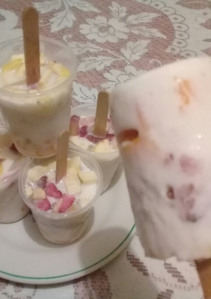 Una foto de Frutiletas 🍭 🍑🥭🍌🍓🍏🍍 🥛🥛🥛