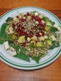 Ensalada de germinado de lenteja con granada, aguacate y queso