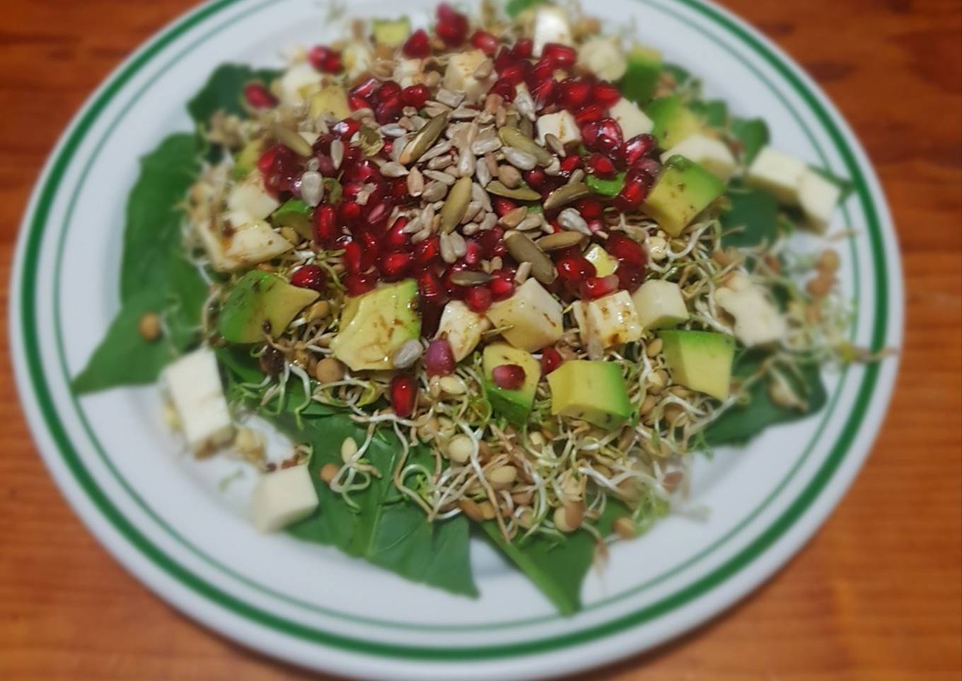 Ensalada de germinado de lenteja con granada, aguacate y queso