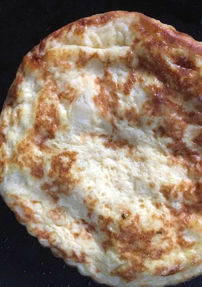 Una foto de Tortilla de bacalao con pimientos verdes 🌶