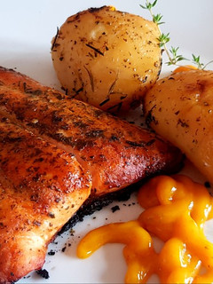 Una foto de Salmón a la barbacoa, con hierbas aromáticas #caminodesabores