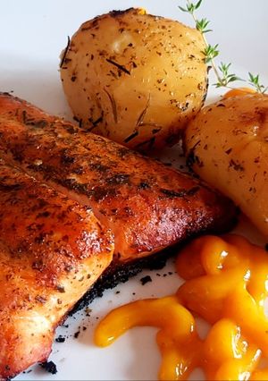 Una foto de Salmón a la barbacoa, con hierbas aromáticas #caminodesabores