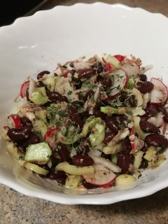 Una foto de Ensalada de alubia negra y atún con olor a orégano