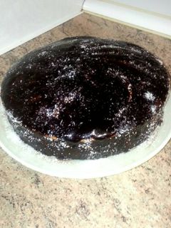 Una foto de Bizcocho de chocolate blanco con cobertura de chocolate negro