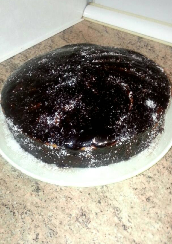Una foto de Bizcocho de chocolate blanco con cobertura de chocolate negro