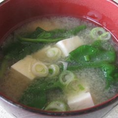 Tofu & Spinach Miso Soup A picture of Tofu & Spinach Miso Soup.