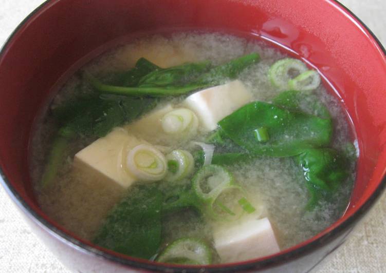 Simple Way to Prepare Homemade Tofu & Spinach Miso Soup