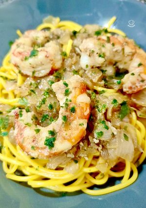 Una foto de Spaghetti cúrcuma con gambón a la naranja