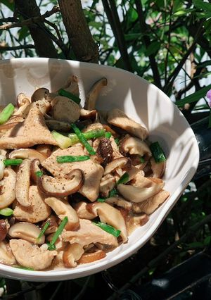 Hình của món Thịt heo xào nấm đông cô.