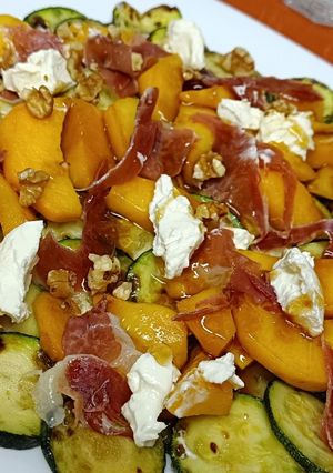 Una foto de Calabacín a la plancha con melocotón, jamón, queso y nueces