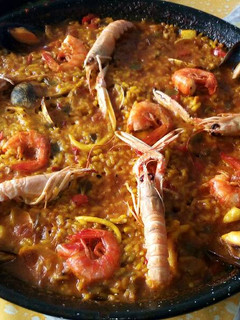 Una foto de Paella de marisco