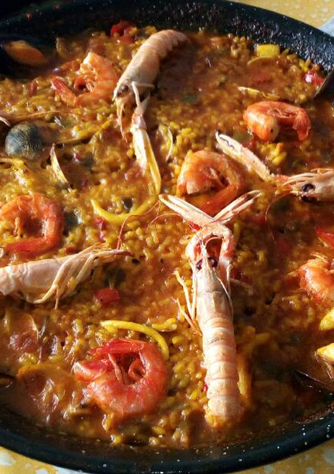 Una foto de Paella de marisco