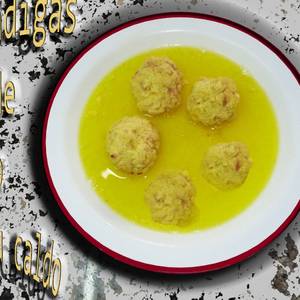 Albóndigas de pollo en su caldo