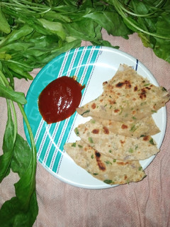 पालक और प्याज़ के पराठे (palak aur pyaz ke parathe recipe in Hindi) रेसिपी मुख्य फोटो
