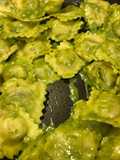 Ravioli aromi e ricotta con pesto di basilico e Philadelphia
