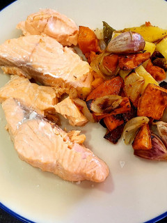 Una foto de Salmón al vapor con sabor y verduras al horno