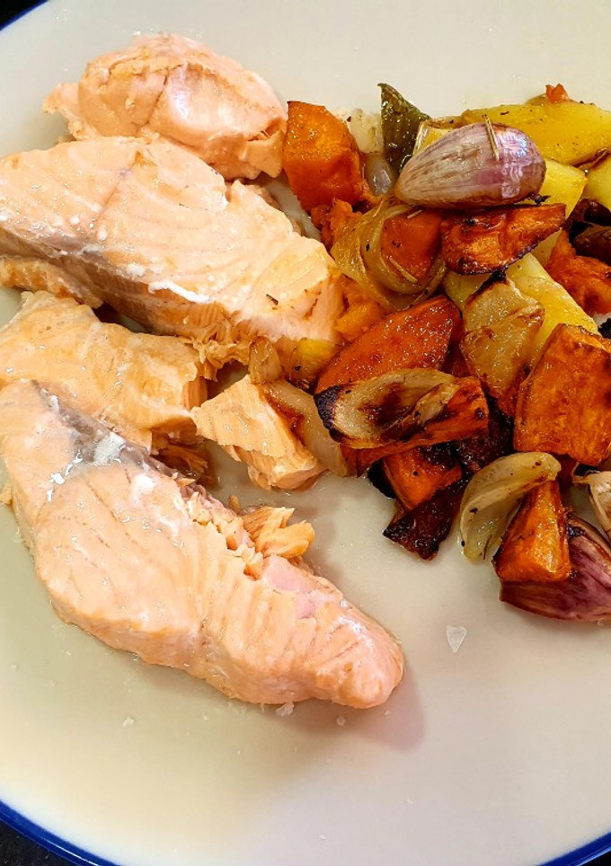 Una foto de Salmón al vapor con sabor y verduras al horno