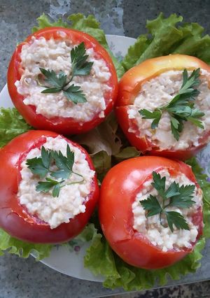 Una foto de Tomates rellenos frescos y fáciles