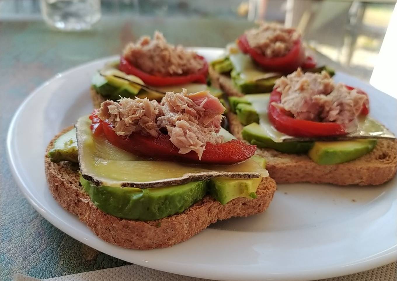 Desayuno saludable con tostadas 100% integrales