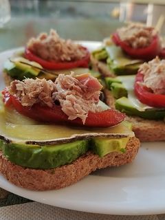 Una foto de Desayuno saludable con tostadas 100% integrales