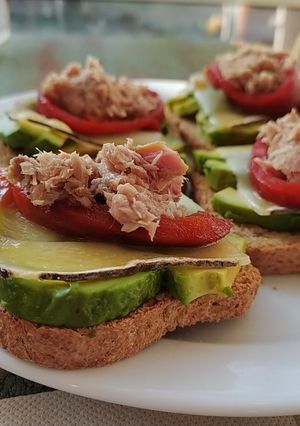 Foto principal de Desayuno saludable con tostadas 100% integrales