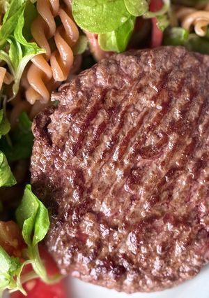 Hình của món Steak Băm Áp Tái & Salad Nui Trộn.