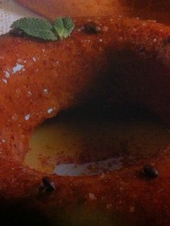 Una foto de Bizcocho de café con salsa de naranja