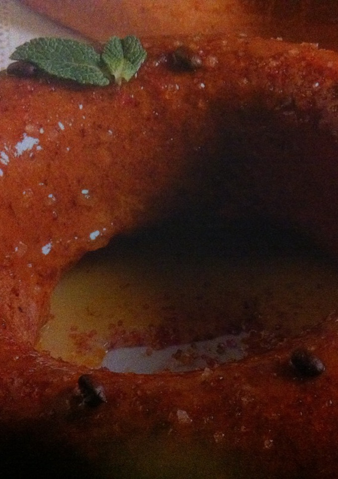 Una foto de Bizcocho de café con salsa de naranja