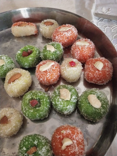 A picture of Kaju Coconut Peda.