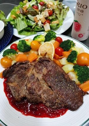 รูปของ สเต็กเนื้อแองกัส ซอสสตรอว์เบอร์รี