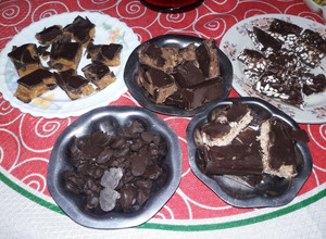 Una foto de Turrones por 4: coco, cereal, crema de maní con dulce de leche y con chocolate
