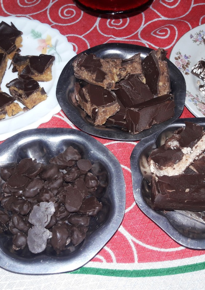 Una foto de Turrones por 4: coco, cereal, crema de maní con dulce de leche y con chocolate