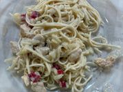 Una foto de fideos con coliflor