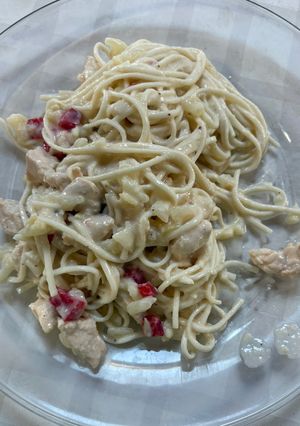 Una foto de Fideos cremosos de coliflor, cebolla y morrón🥦🫑🧅