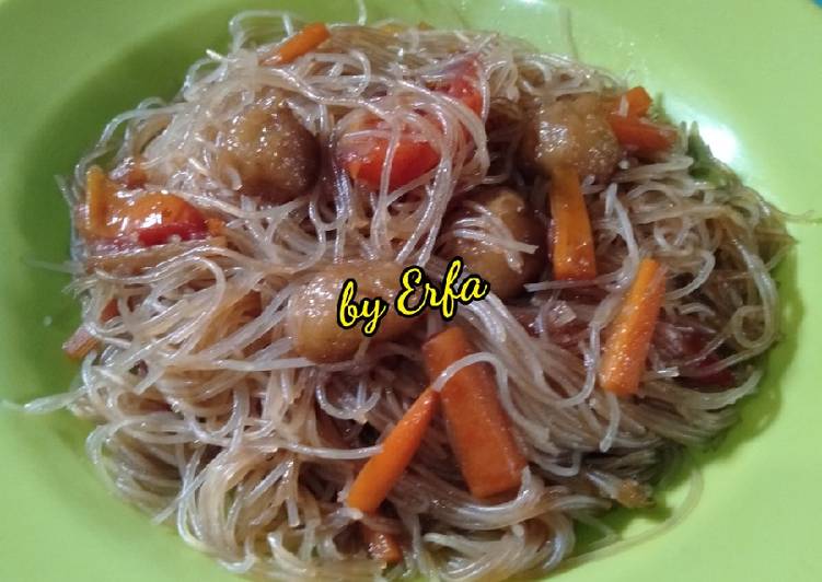 Cara membuat Bihun Goreng With Bakso Ikan dan Wortel yang nikmat dan Mudah Dibuat