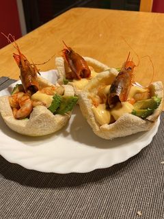 Una foto de Cuenquitos de gamba roja y aguacate