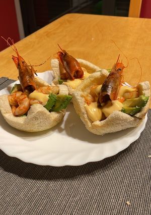 Una foto de Cuenquitos de gamba roja y aguacate