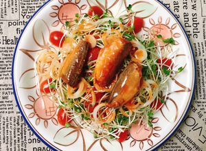 Hình của món Salad Rau Mầm Cá Hộp.