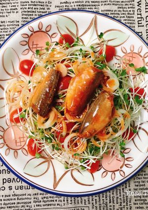 Hình của món Salad Rau Mầm Cá Hộp.